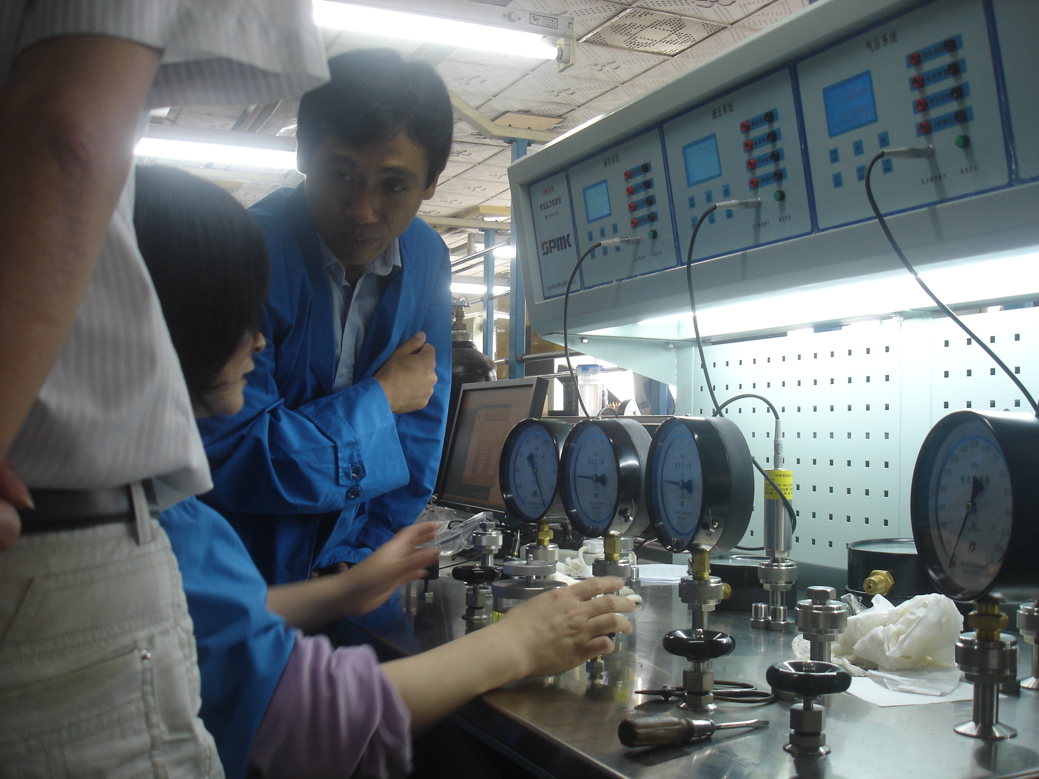 雷火体育下载app雷火体育官网压力校验台走进上海仪表四厂